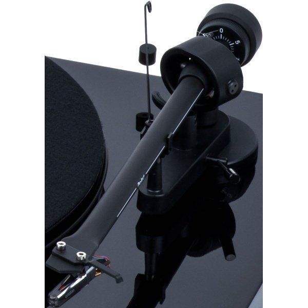 Pro-Ject Essential III Black lacquered + Ortofon OM10 cell