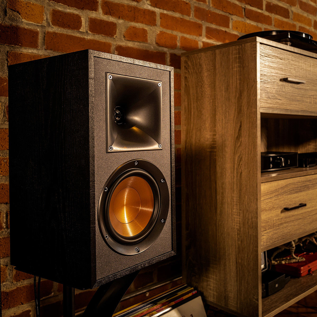Par De Altavoces De Estantería Klipsch R-51M En Color Negro, Con Tweeter De Aluminio Y Woofer IMG, Tecnología Tractrix Para Sonido Envolvente Y Graves Potentes
